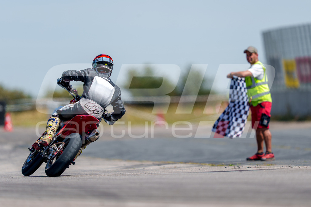 SuperMoto_Staatsmeisterschaft_Fuglau-natural-810 | GRIPcapture steht für authentische Sportfotografie in Österreich – für Momente, die mehr sind als Geschwindigkeit oder Ergebnis. Es geht um Emotion, Spannung, Fokus und den Augenblick, der oft nur einen Wimpernschlag dauert.Ob Motorsport, Teamsport oder 
