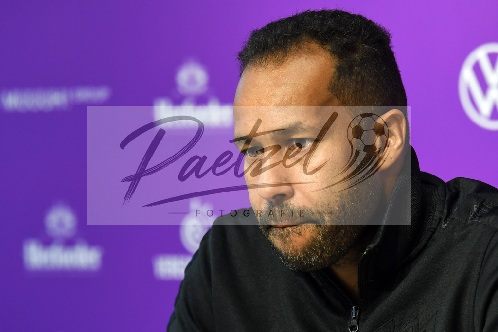 20200206_PKOSNA_0014 | Fußball, Herren: Trainer Daniel Thioune (VfL Osnabrueck) schaut waehrend der Pressekonferenz des VfL Osnabrueck im Stadion an der Bremer Bruecke am 06.02.2020 in Osnabrueck, Deutschland. - Realisiert mit Pictrs.com