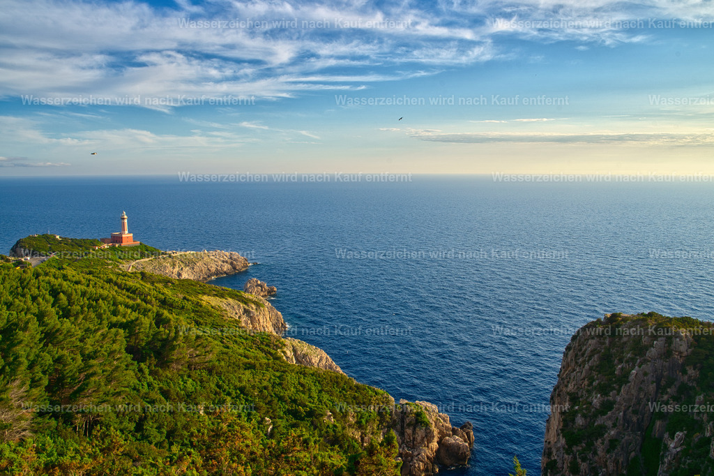 Capri - Blick zum Faro di Punta Carena mit Leuchtturm | Capri ist eine traumhafte Insel im Golf von Neapel, bekannt für türkisblaues Meer, beeindruckende Felsklippen, mediterrane Landschaften und die berühmten Faraglioni. - Realisiert mit Pictrs.com