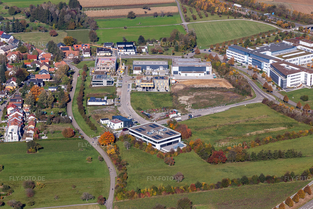 Luftbild: Physik Instrumente (PI) GmbH & Co. KG im Ortsteil Palmbach in Karlsruhe im Bundesland Baden-Württemberg in Deutschland. Foto: IMG_129979.jpg vom 24.10.2021 durch Werner Riehm/FLY-FOTO.de