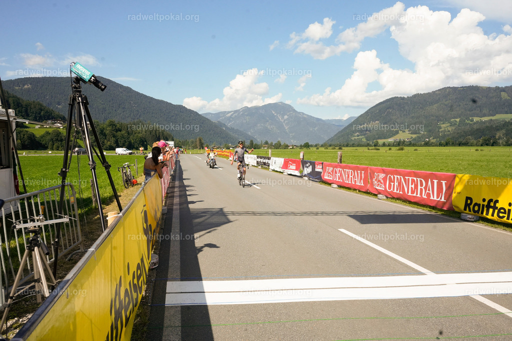 923_20230817_Bewerb_Maenner_Muehlanger | AUT - OESTERREICH, 2023-08-16: SPORT RENNRAD-FAHREN - 55. INTERNATIONALER RADWELTPOKAL IN ST. JOHANN IN TIROL  - Vintage-Radrennen mit WM-Bronze-Medaillen-Siegerin Christina Schweinberger, den Teilnehmer und Alexander Baumann (vom Orginastions-Team) - TAG 2 BEWERB MAENNER IN SECHS GRUPPEN  ; Foto: Roland Muehlanger