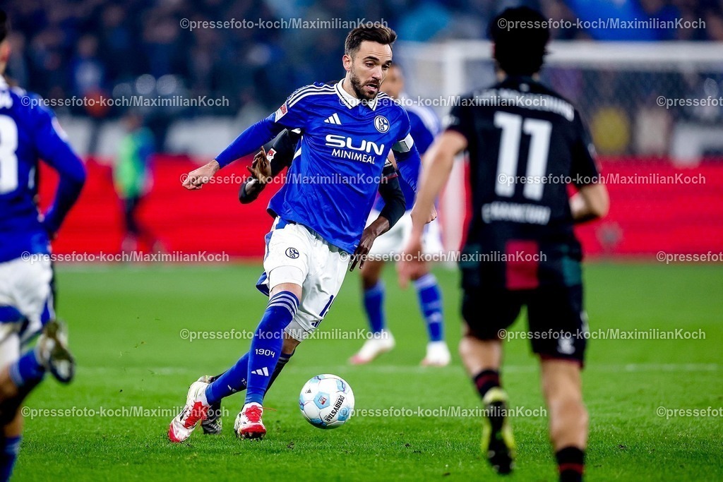 S0401022502135 | 01.02.2025, Fußball, FC Schalke 04 - 1. FC Magdeburg, 2.. Fußball Bundesliga, 20. Spieltag, Veltins-Arena Gelsenkirchen, Saison 2024 2025: Kenan Karaman (S04 #19) im Zweikampf gegen Silas Gnaka (1.FC Magdeburg #25)DFB regulations prohibit any use of photographs as image sequences and or quasi-video.