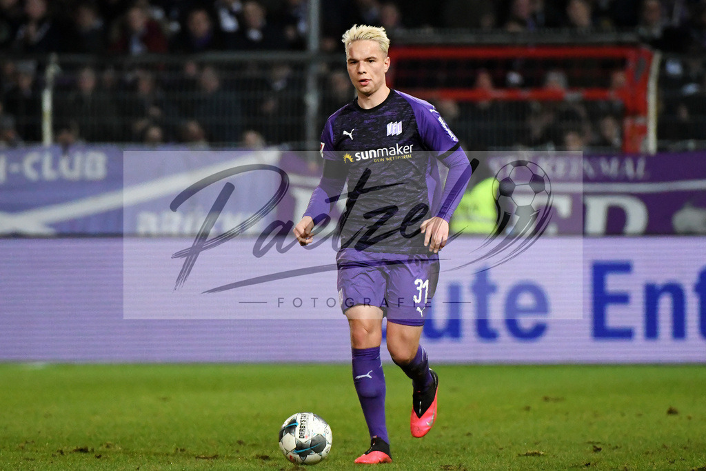 20200221_OSNAUE_0039 | Fussball, Herren: Niklas Schmidt (VfL Osnabrueck) in Aktion, am Ball, Einzelaktion bei dem Spiel der 2. Bundesliga zwischen VfL Osnabrueck und FC Erzgebirge Aue im Stadion an der Bremer Bruecke am 21.02.2020 in Osnabrueck, Deutschland.DFB / DFL REGULATIONS PROHIBIT ANY USE OF PHOTOGRAPHS AS IMAGE SEQUENCES AND/OR QUASI-VIDEO. - Realisiert mit Pictrs.com