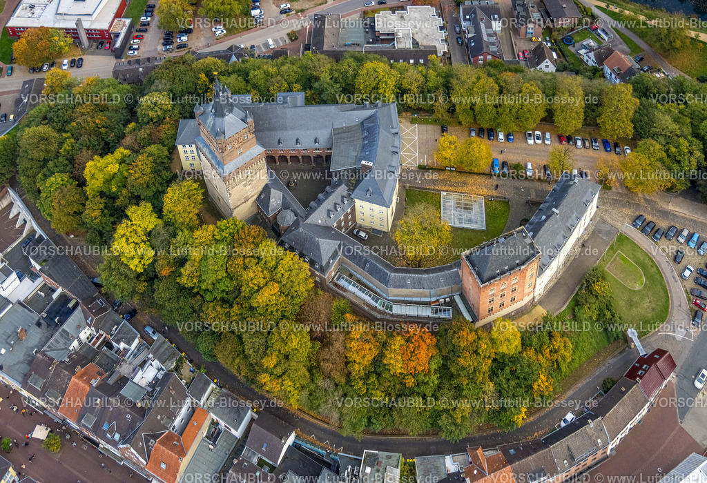 Kleve251005767 | Luftbild, Schwanenburg, historische Sehenswürdigkeit umgeben von herbstlichen Bäumen, Schwanenturm mit geologischem Museum, Kleve, Niederrhein, Nordrhein-Westfalen, Deutschland