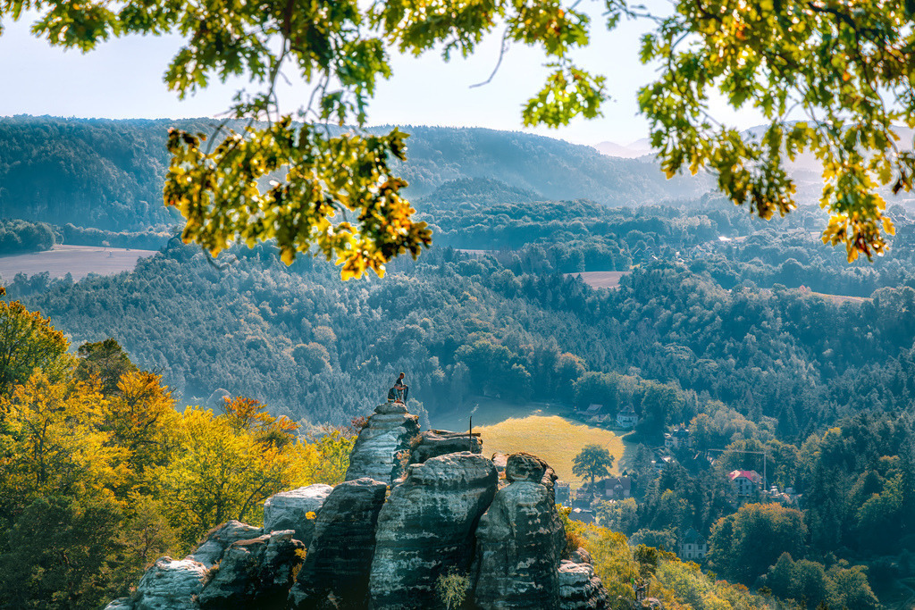 Berühmte Aussicht---Felsformation Sächsischer Schweiz | Dieses Bild zeigt die berühmte Felsformation der Bastei im Elbsandsteingebirge in Sachsen.Die Bastei liegt im Nationalpark Sächsische Schweiz, nahe dem Kurort Rathen.Zu sehen sind die bizarren Sandsteinfelsen, die typisch für die Region sind, sowie die Landschaft rund um die Ruine der Felsenburg Neurathen.Das Gebiet ist ein sehr beliebtes Ziel für Wanderer, Kletterer und Touristen, die das Panorama genießen möchten. - Realisiert mit Pictrs.com