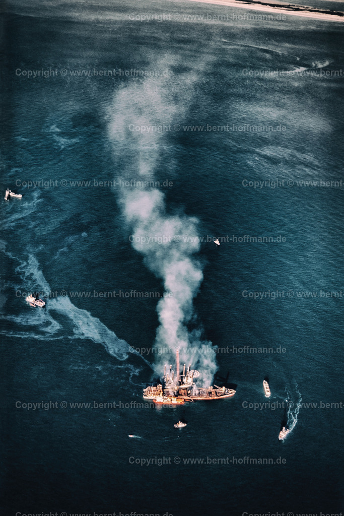 PLBDD_Pallas0198_02a_90x60 | LUFTBILD. Brennender Holzfrachter " PALLAS " in der Nordsee. __ Seitenverhältnis = 3 zu 2. __ Das Foto ist die Reproduktion von einem Farbdia. Druckdatei ist farbreduziert. - Realisiert mit Pictrs.com