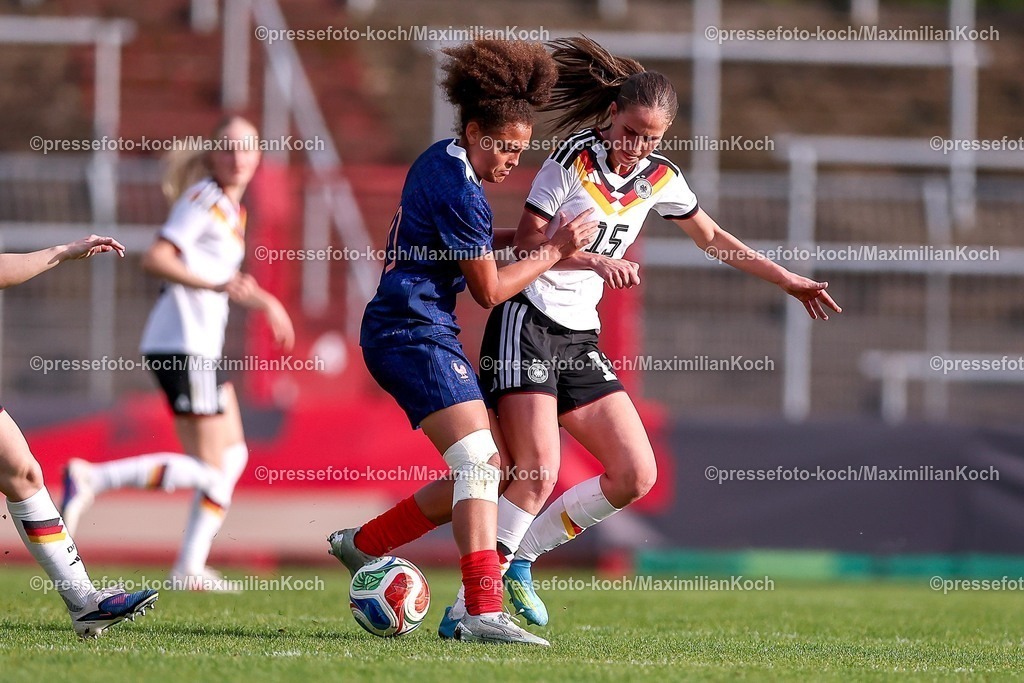 DFB16042601040 | 16.04.2026, Essen, Fußball, UEFA Womens UNDER 19 Championship qualification, Germany - France, Stadion Uhlenkrug, Saison 2025 / 2026: Ornella Graziani (Frankreich U19 #10) im Zweikampf gegen  Maj Schneider (Deutschland U19 #15)  DFB regulations prohibit any use of photographs as image sequences and or quasi-video.