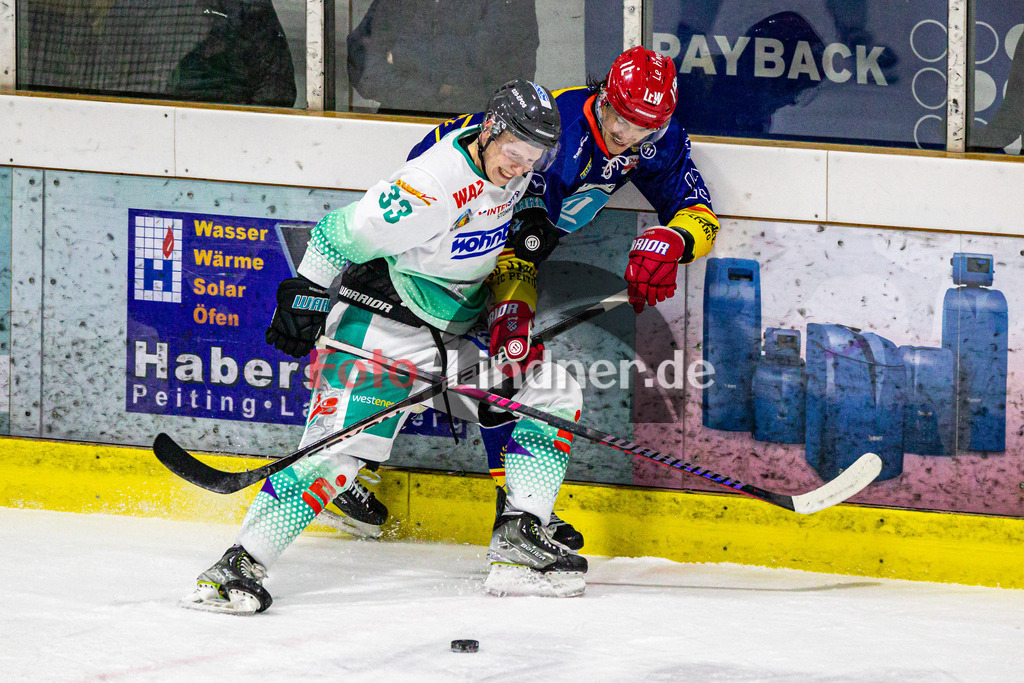 Achtelfinale Spiel 2 EC Peiting vs ESC Wohnbau Moskitos Essen | Eishockey Oberliga Süd Playoffs 2023/2024, Achtelfinale Spiel 2 EC Peiting vs ESC Wohnbau Moskitos Essen, 20240305,
Duell zwischen Niklas HANE (Moskitos 33) und Christian HANKE (ECP 13),
2024-03-05 in Peiting (Eisstadion)
13 Christian HANKE (ECP 13), 33 Niklas HANE (Moskitos 33)
Copyright: WolfgangxLindner foto-lindner.de