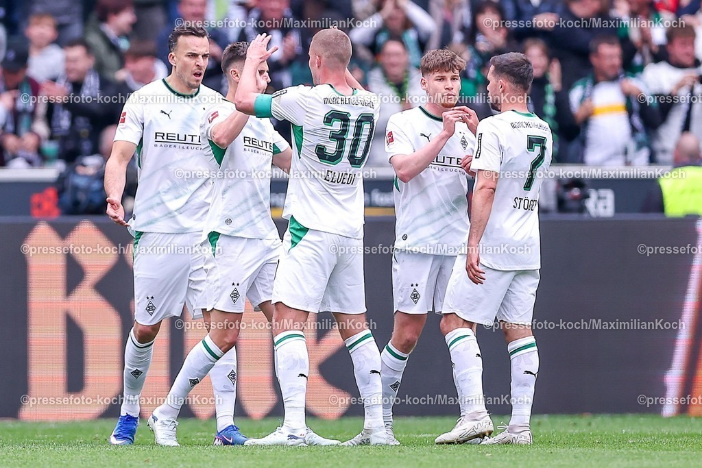 BMG16052601037 | 16.05.2026, Fußball, Borussia Mönchengladbach - TSG 1899 Hoffenheim, 1. Fußball Bundesliga, 34.Spieltag, Borussia-Park, Saison 2025 2026: Torjubel nach dem Tor zum 2:0 durch Torschütze Haris Tabakovic&nbsp;(Borussia Mönchengladbach #15)  zusammen mit   DFB regulations prohibit any use of photographs as image sequences and or quasi-video.