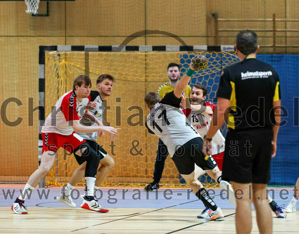 2023-01-21_003_SpVgg_Altenerding_gegen_SC_Eching | Erding, Deutschland, 21.01.2023:
Handball, Bezirksoberliga Männer 2022 / 2023, 12. Spieltag, SpVgg Altenerding gegen SC Eching, Endergebnis: 29:34

Niklas Fleps (SpVgg Altenerding, #17), Thomas Landsmann (SC Eching, #17), Quirin Huber (SpVgg Altenerding, #19)

Foto: Christian Riedel / fotografie-riedel.net