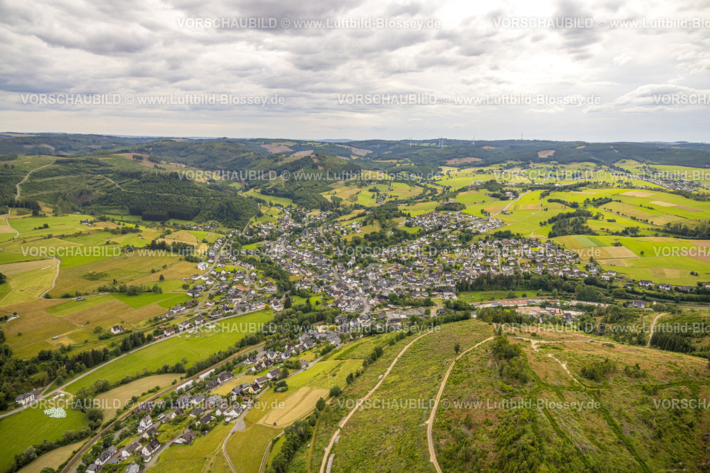 BadLaasphe240709592 | Luftbild, Ortsansicht Wohngebiet Feudingen, Hügellandschaft mit Wiesen und Feldern und Fernsicht, Himmel mit Wolken, Feudingen, Bad Laasphe, Wittgensteiner Land, Nordrhein-Westfalen, Deutschland