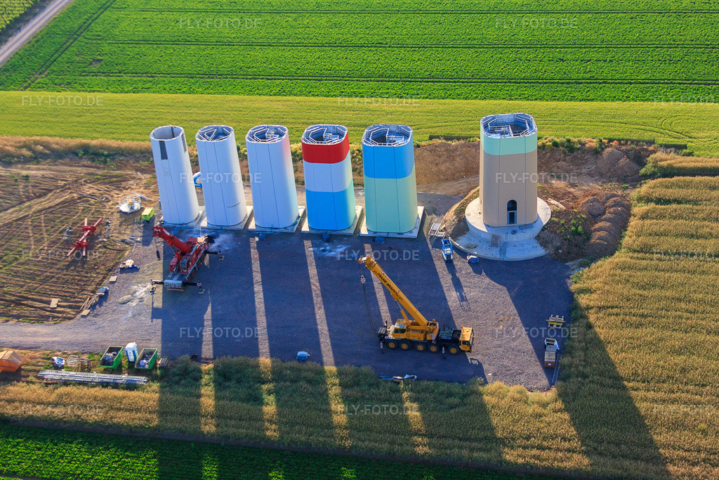 Luftbild: Ineinander gesteckte Segmente der Masten eines Windrads vor der Montage in Offenbach an der Queich im Bundesland Rheinland-Pfalz in Deutschland. Foto: IMG_67881.jpg vom 14.06.2014 durch Werner Riehm/FLY-FOTO.de