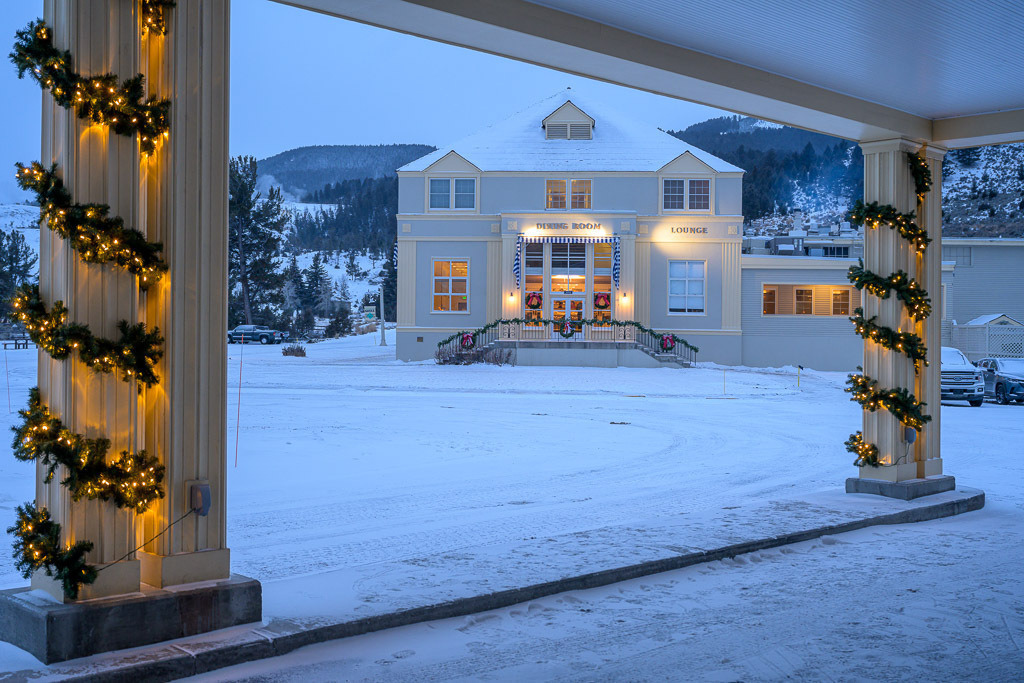2024-043 | Übernachtungsmöglichkeiten gibt es im Winter nur im Hotel Mammoth Hot Springs im Norden des Parks (hier im Bild) und in der Snow Lodge am Old Faithful Geyser. - Realisiert mit Pictrs.com