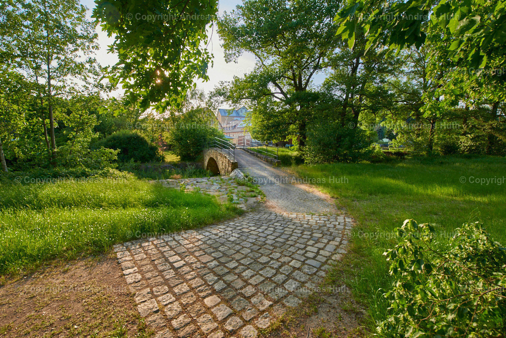 Blick von der Langen Leithe über eine denkmalgeschützte Triebischbrücke aus dem 18. Jh. zur Mühle Miltitz 02 | Bedeutsame Landschaften Deutschlands - Realisiert mit Pictrs.com
