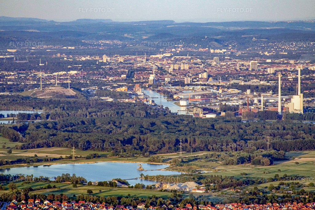 Luftbild: Karlsruher Rheinhafen von Westen im Ortsteil Mühlburg in Karlsruhe im Bundesland Baden-Württemberg in Deutschland. Foto: IMG_2581.jpg vom 08.06.2006 durch Werner Riehm/FLY-FOTO.de