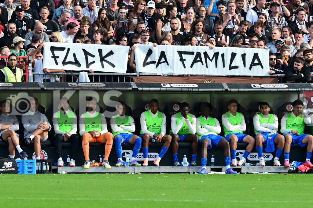 KBS Picture_FCStPauli-Bayer04Leverkusen_041 | Banner auf der Osttribuene ,Sportplatz :  Millerntor Stadion, - Realisiert mit Pictrs.com