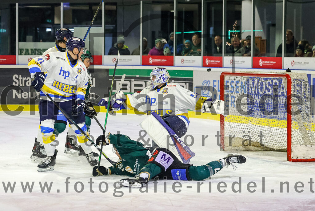 2025-12-05_132_TSV_Erding_gegen_Stuttgart_Rebels | Erding, Deutschland, 05.12.2025:Eishockey, Oberliga Süd 2025 / 2026, 23. Spieltag, TSV Erding gegen Stuttgart Rebels, Endergebnis: 5:6Jannik Herm (Stuttgart Rebels, #41), Maximilian Forster (Erding Gladiators, #81), Louis Trattner (Erding Gladiators, #7), Kimi Saffran (Stuttgart Rebels, #53)Foto: Christian Riedel / fotografie-riedel.net
