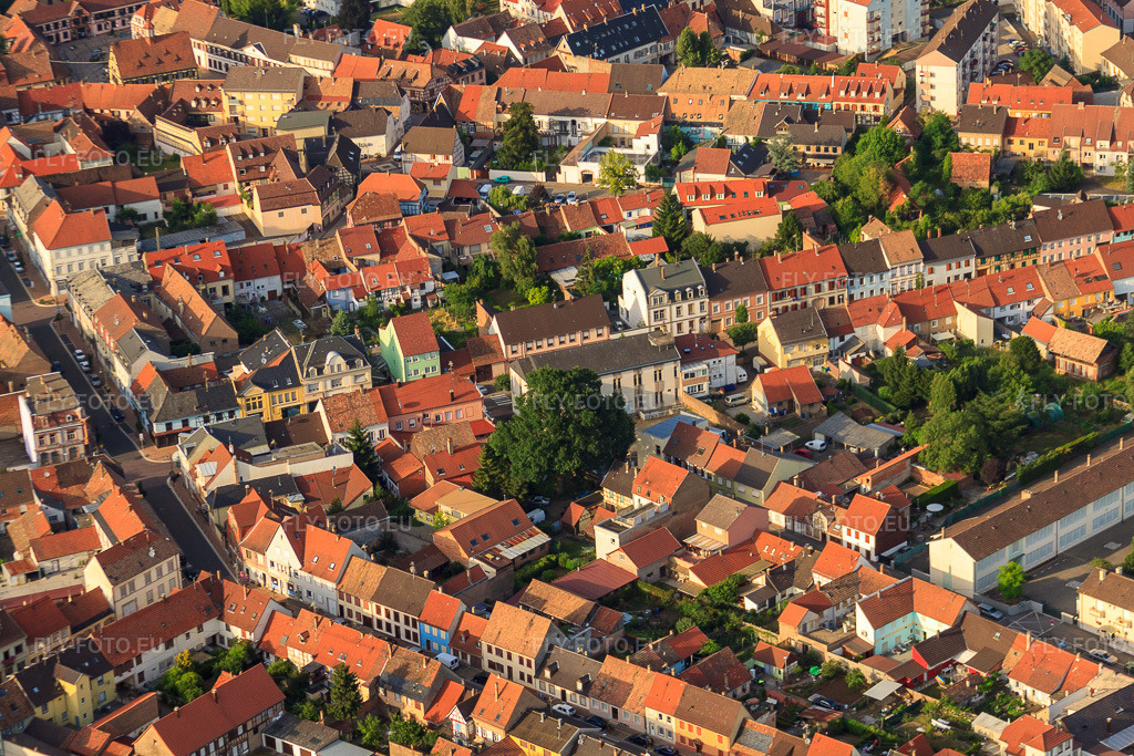 Vue aérienne: Rue Georges Clemenceau à Bischwiller dans le département Bas Rhin, France.Photo: IMG_30417.jpg prise le 09/07/2010 par Werner Riehm/FLY-FOTO.euRésolution de l'original: 4752 x 3168 px