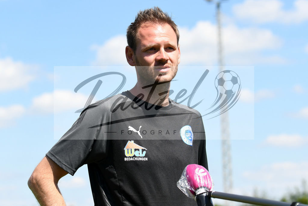 TRASFL20200713_0027 | Fussball, Herren: Co-Trainer Andy Steinmann (SF Lotte) im Interview bei SAT1 bei der Trainingseinheit von SF Lotte im Sportpark am Lotter Kreuz am 13.07.2020 in Lotte, Deutschland. - Realisiert mit Pictrs.com