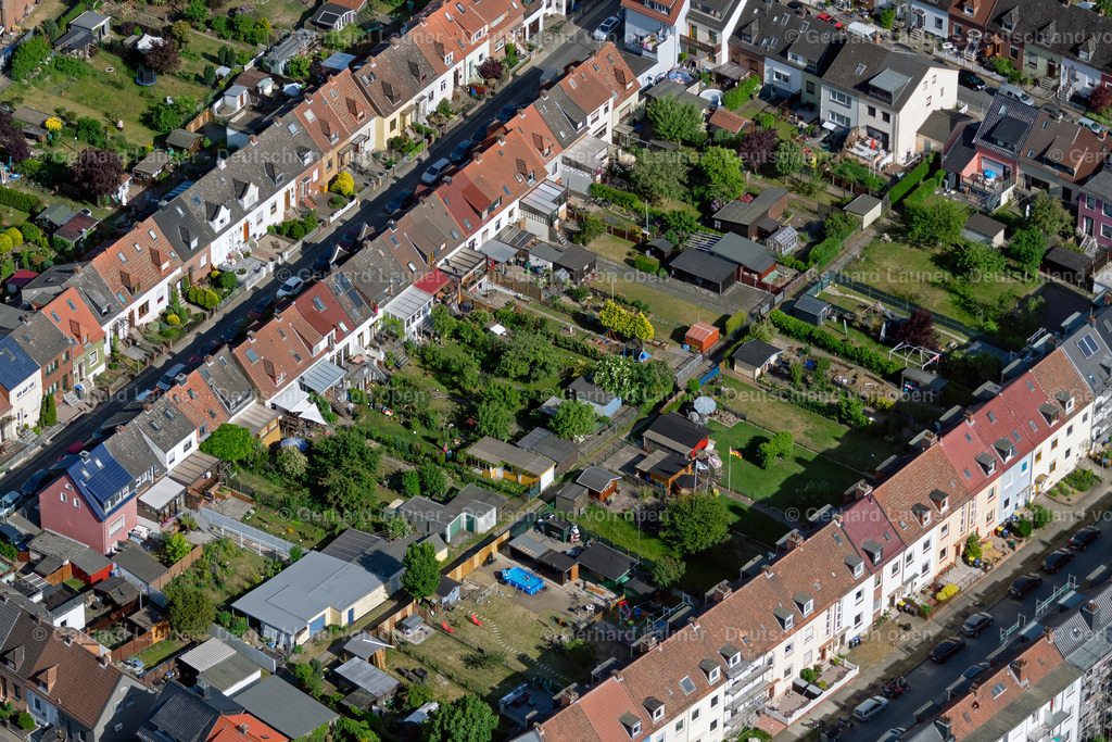 4030130 | BREMEN 01.06.2020 Wohngebiet einer Reihenhaus- Siedlung an der mit Gärten zwischen Wurthflether Straße und Stubbener Straße im Ortsteil Oslebshausen in Bremen, Deutschland. // Residential area a row house settlement with Gaerten between Wurthflether Strasse and Stubbener Strasse in the district Oslebshausen in Bremen, Germany. Foto: Gerhard Launer