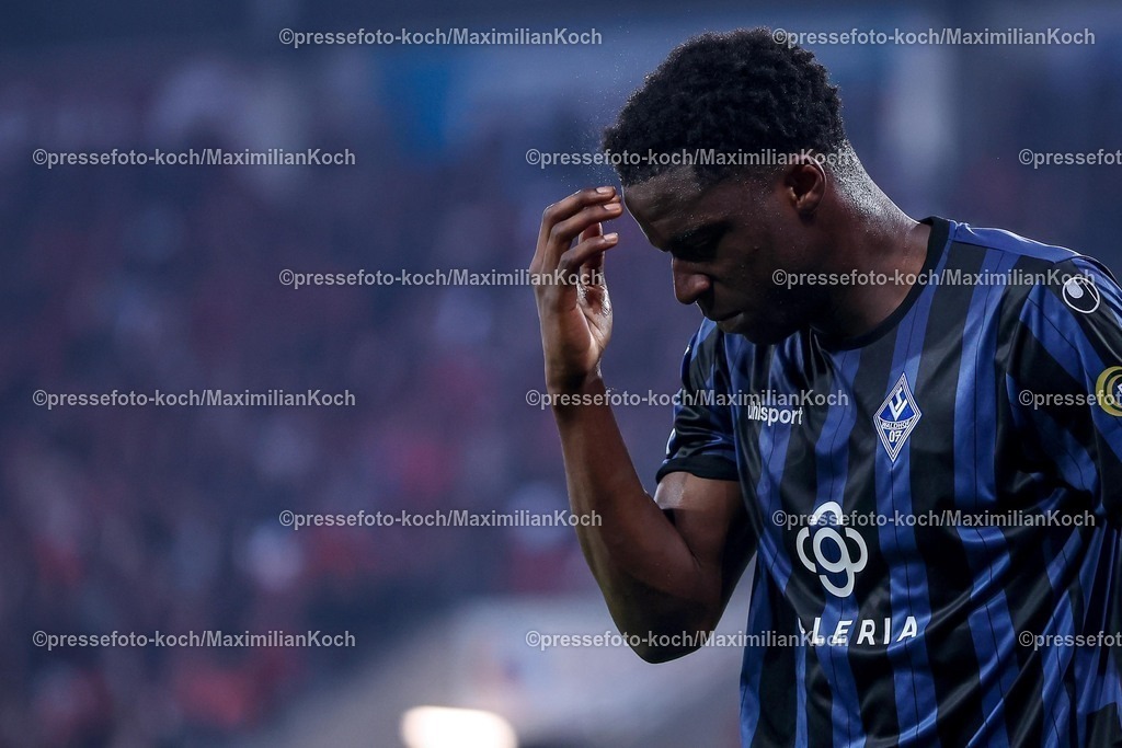 RWE04032602035 | 2026.03.04, Fußball, 3.Liga Herren, Rot-Weiss Essen -  SV Waldhof Mannheim, Stadion Hafenstraße, 27.Spieltag, Saison 2025 / 2026: Oluwaseun Ogbemudia (Waldhof Mannheim #05) packt sich enttäuscht Enttäuschung mit Schmerzen an den Kopf DFB regulations prohibit any use of photographs as image sequences and or quasi-video.