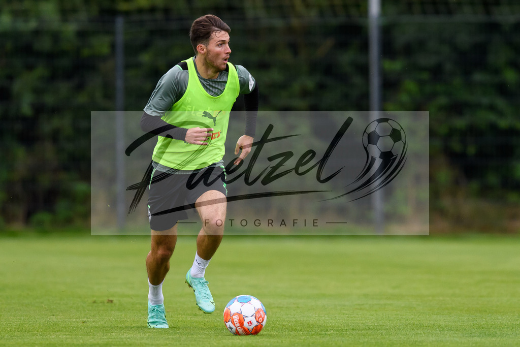 TRABMG20210719_055 | Fussball, Herren: Joe Scally (Borussia Moenchengladbach) in Aktion, am Ball, Einzelaktion beim Training von Borussia Moenchengladbach waehrend des Trainingslagers auf dem Trainingsplatz am Hotel Klosterpforte am 19.07.2021 in Harsewinkel, Deutschland. - Realisiert mit Pictrs.com