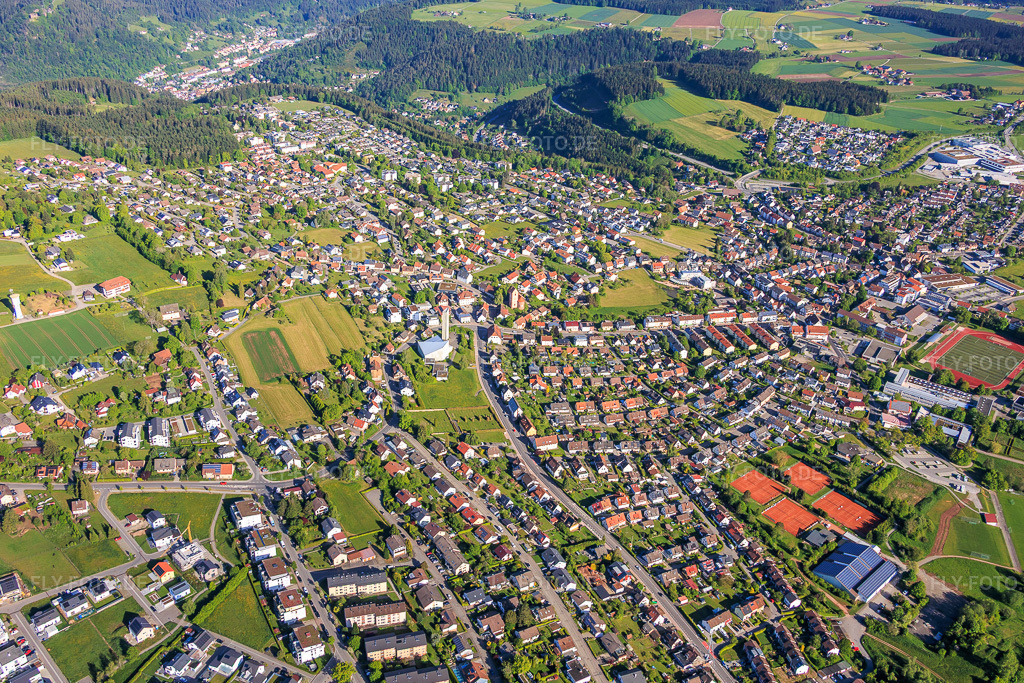 Luftbild: Stadtübersicht aus Südosten im Ortsteil Sulgen in Schramberg im Bundesland Baden-Württemberg in Deutschland.Foto: IMG_156368.jpg vom 17.05.2026 durch Werner Riehm/FLY-FOTO.deAuflösung des Originals: 5734 x 3823 px