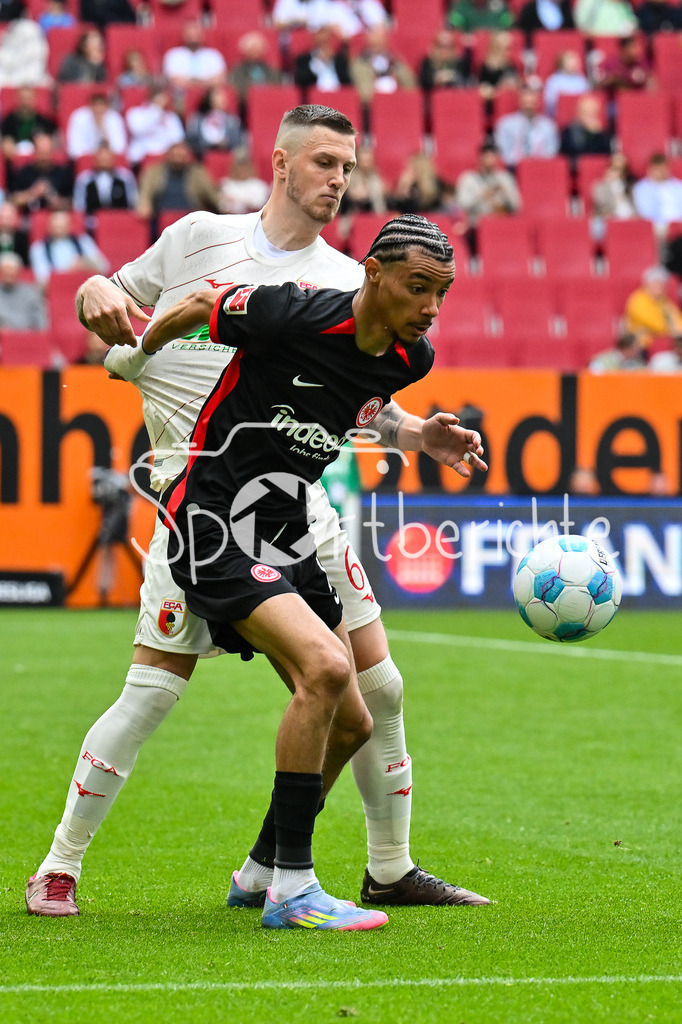 FC Augsburg - SG Eintracht Frankfurt | im Duell Jeffrey GOUWELEEUW (FC Augsburg 6) und Hugo EKITIKE (Eintracht Frankfurt 11) / Zweikampf / Bundesliga: FC Augsburg - Eintracht Frankfurt, WWK Arena am 20.04.2025
