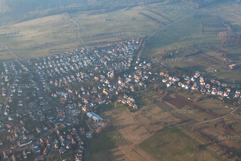 Luftbild: Dorfansicht von Süden mit Kirche St. Bonifazius im Ortsteil Schöllbronn in Ettlingen im Bundesland Baden-Württemberg in Deutschland. Foto: IMG_62061.jpg vom 31.01.2014 durch Werner Riehm/FLY-FOTO.de