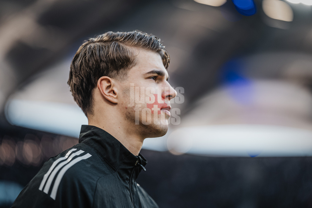 Fußball | Männer | Saison 2025/2026 | 1. Fußball-Bundesliga | 22. Spieltag | Hamburger SV vs. 1. FC Union Berlin | 14.02.2026 | Luka Vuskovic (#44, HSV) läuft in das Stadion ein