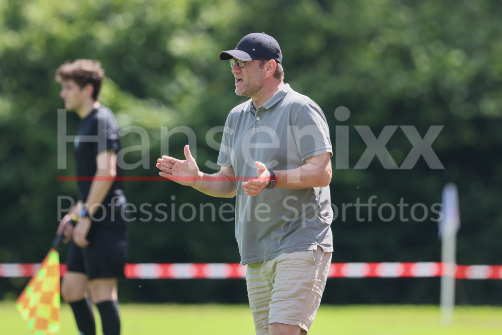Fussball, Testspiel Frauen, Borussia Mönchengladbach - SV Werder Bremen | v.li.: Thomas Horsch (Trainer, Cheftrainer, SV Werder Bremen) klatscht, applaudiert, gibt Anweisungen, gestikuliert, mit den Armen gestikulieren, Portrait, Nahaufnahme, Einzelfoto, Einzelbild