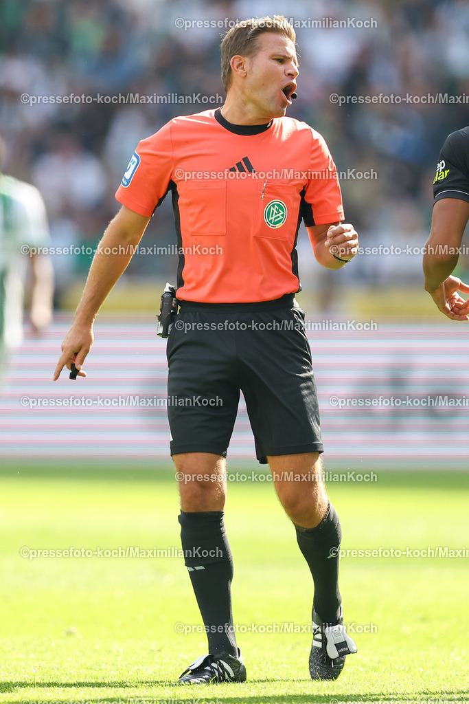 BMG14092402112 | 14.09.2024, 1. Fußball Bundesliga, Borussia Mönchengladbach - VfB Stuttgart, Borussia-Park, Saison 2024 2025: Schiedsrichter Felix Brych (SR)DFB regulations prohibit any use of photographs as image sequences and or quasi-video.