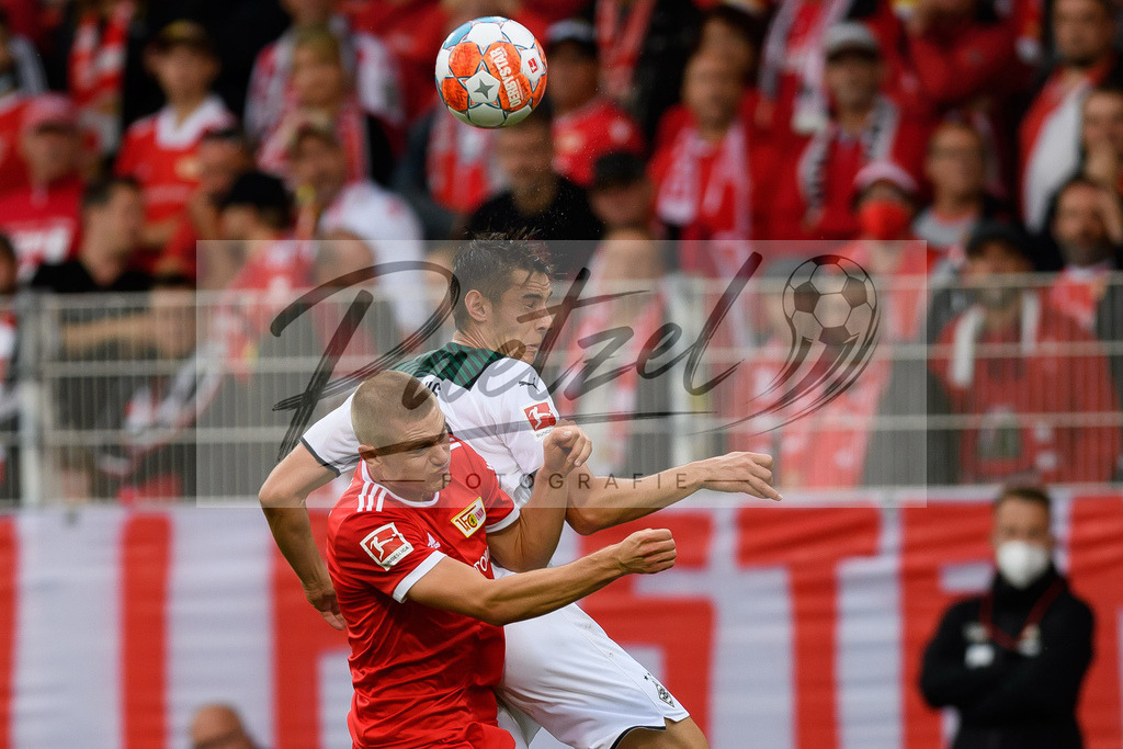 FCUBMG20210829_060 | Fussball, Herren: Paul Jaeckel (1.FC Union Berlin) und Florian Neuhaus (Borussia Moenchengladbach) im Zweikampf beim Spiel der 1. Bundesliga zwischen 1. FC Union Berlin und Borussia Moenchengladbach im Stadion An der Alten Foersterei am 29.08.2021 in Berlin, Deutschland. - Realisiert mit Pictrs.com
