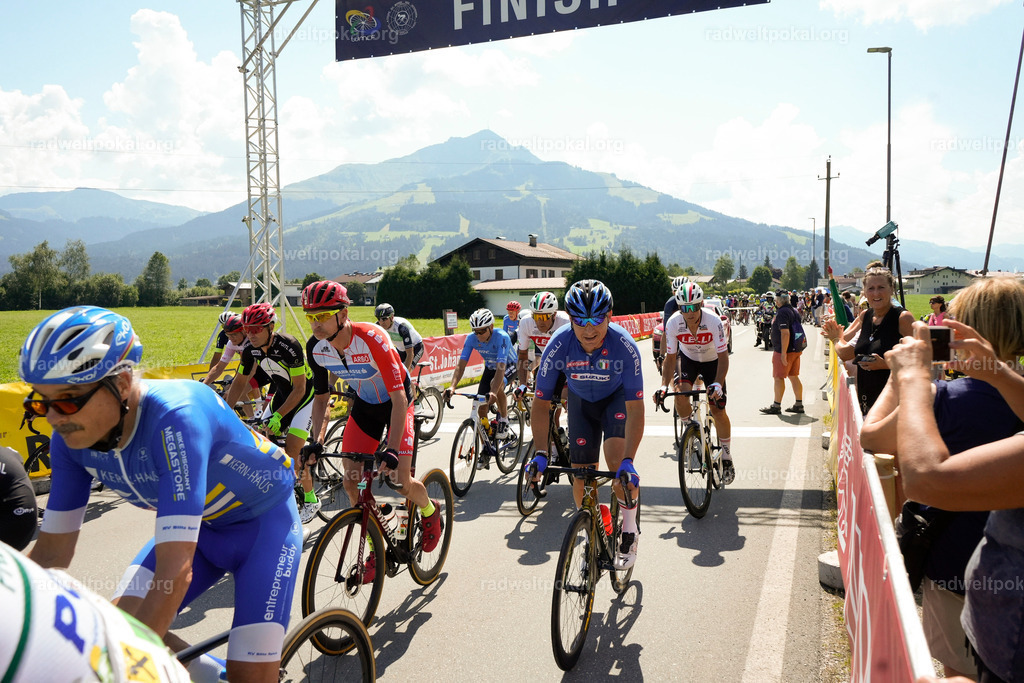 405_20230817_Bewerb_Maenner_Muehlanger | AUT - OESTERREICH, 2023-08-16: SPORT RENNRAD-FAHREN - 55. INTERNATIONALER RADWELTPOKAL IN ST. JOHANN IN TIROL  - Vintage-Radrennen mit WM-Bronze-Medaillen-Siegerin Christina Schweinberger, den Teilnehmer und Alexander Baumann (vom Orginastions-Team) - TAG 2 BEWERB MAENNER IN SECHS GRUPPEN  ; Foto: Roland Muehlanger