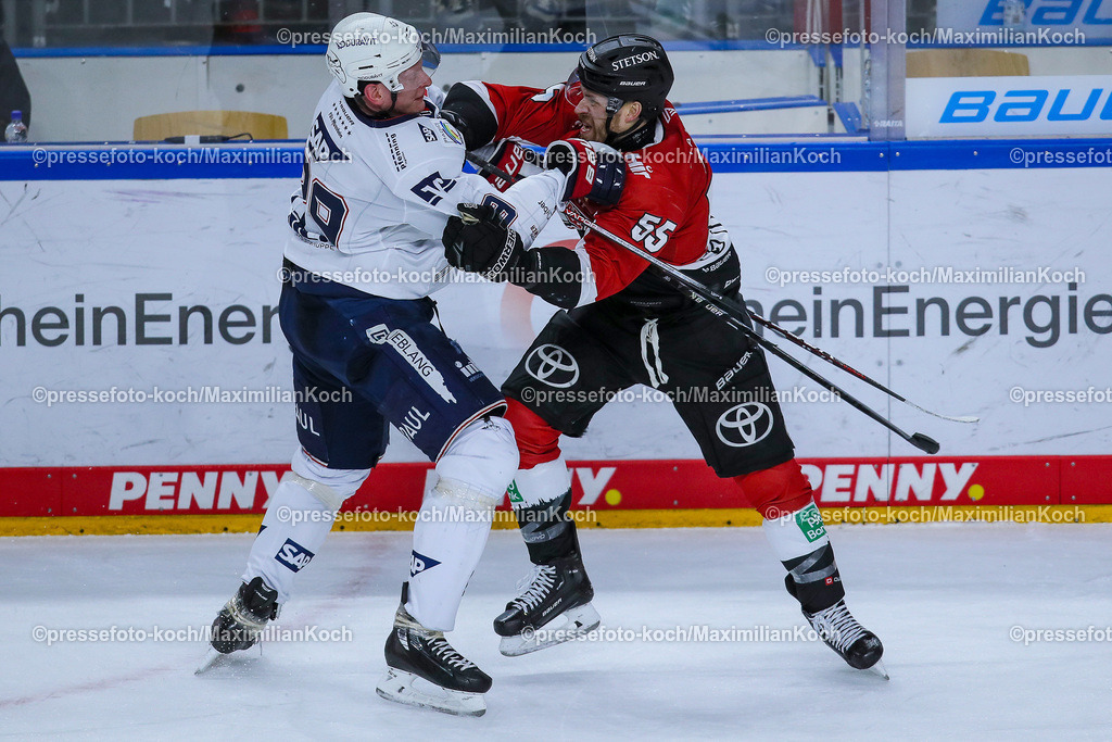 KoeDEL08032401057 | 08.03.2024, Köln, Eishockey, Penny DEL, 52. Spieltag, Lanxess-Arena, Kölner Haie - Adler Mannheim: Handgemenge zwischen Denis Reul (Adler Mannheim) und Carter Proft (Kölner Haie)