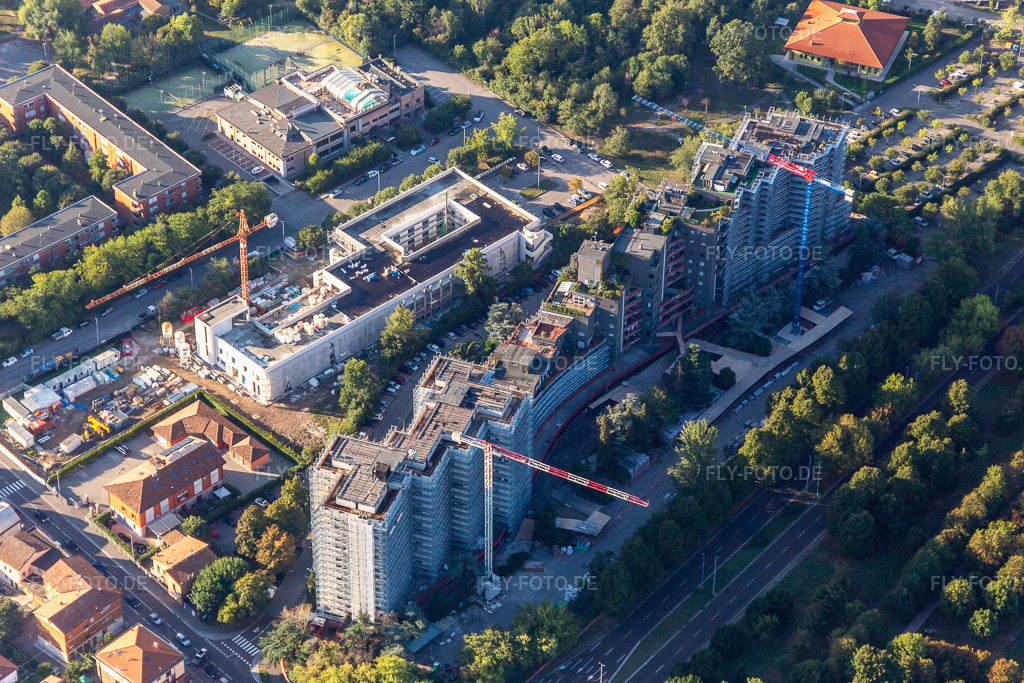 Luftbild: Condominio Windsor Park Center in Modena im Bundesland Modena in Italien. – Foto: IMG_134879.jpg vom 20.09.2022 durch Werner Riehm/FLY-FOTO.de – Auflösung des Originals: 5472 x 3648 px – WWW.PALMIERIGESTIMM.IT