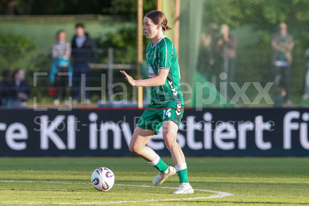 Fussball, Google Pixel Frauen-Bundesliga, SV Werder Bremen - FC Bayern München | Lara Schmidt (SV Werder Bremen, 24) am Ball, Freisteller, Einzelbild, Ganzkörper, Aktion, Action, Spielszene, DIE DFB-RICHTLINIEN UNTERSAGEN JEGLICHE NUTZUNG VON FOTOS ALS SEQUENZBILDER UND/ODER VIDEOÄHNLICHE FOTOSTRECKEN. DFB REGULATIONS PROHIBIT ANY USE OF PHOTOGRAPHS AS IMAGE SEQUENCES AND/OR QUASI-VIDEO.
