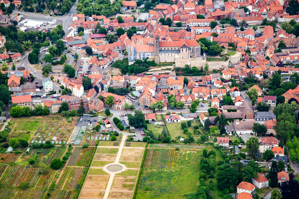 Luftbild: Stiftskirche St. Servatii in Quedlinburg im Bundesland Sachsen-Anhalt in Deutschland. Foto: IMG_136461.jpg vom 16.06.2023 durch Werner Riehm/FLY-FOTO.deDomschatz Quedlinburg: Domschatz Quedlinburg