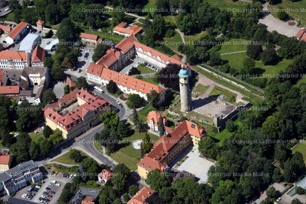 Arnstadt, Schloß-Ruine Neideck | Das Luftbild zeigt die Schloß-Ruine Neideck in Arnstadt in Thüringen. Ebenfalls auf dem Luftbild zu erkennen ist das Landratsamt und der Schloßpark.  - Realisiert mit Pictrs.com