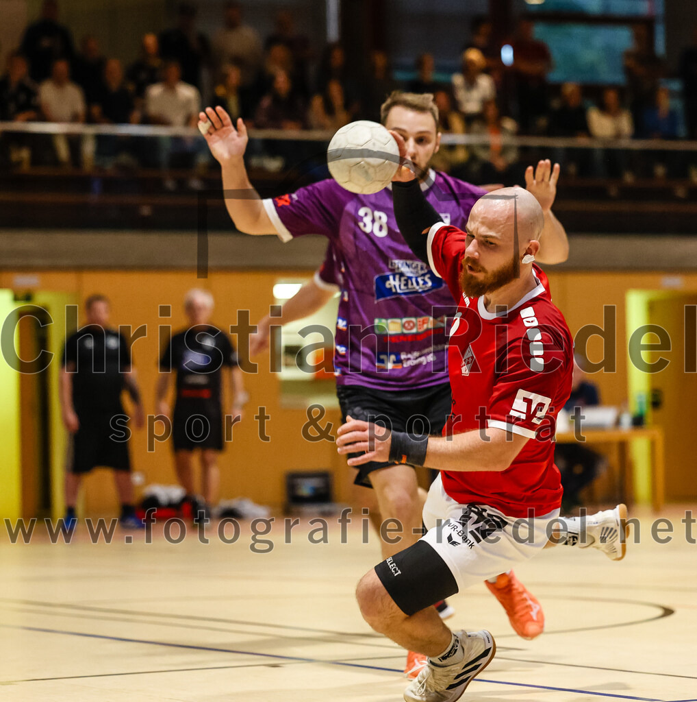 2024-10-20_090_SpVgg_Altenerding_II_gegen_TSV_Taufkirchen-Vils | Erding, Deutschland, 20.10.2024:Handball, Bezirksliga Männer Ost 2024 / 2025, 3. Spieltag, SpVgg Altenerding II gegen TSV Taufkirchen/Vils, Endergebnis: 15:20Florian Schiffel (SpVgg Altenerding, #38), Andreas Rej (TSV Taufkirchen/Vils, #69)Foto: Christian Riedel / fotografie-riedel.net