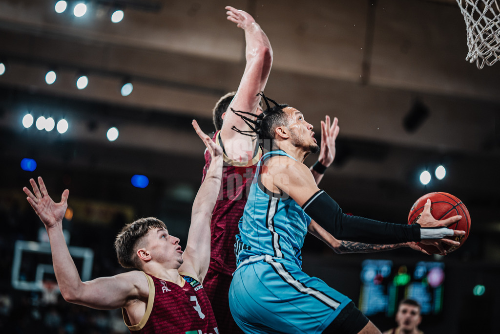 Basketball | Männer | Saison 2024/2025 | BKT EuroCup | Veolia Towers Hamburg vs. 7Bet-Lietkabelis Panevezys | 21.01.2025 | Jaizec Lottie (#4, Veolia Towers Hamburg) beim Korbleger