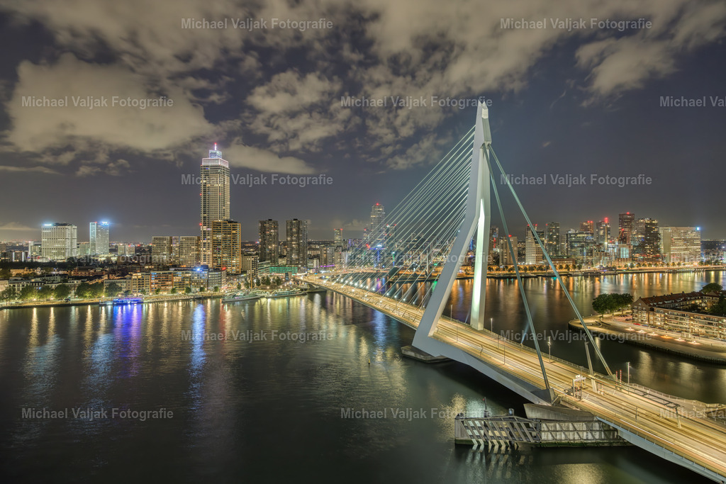 Rotterdam Erasmusbrücke und Skyline bei Nacht | Blick auf die Erasmusbrücke, eines der Wahrzeichen Rotterdams, und der Skyline im Hintergrund bei Nacht kurz vor Ende der blauen Stunde. - Realisiert mit Pictrs.com