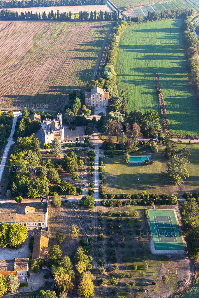 Aerial view: Clamasix Domaine Breuil in Graveson in the state Bouches du Rhone, France. – Photo: IMG_129588.jpg taken on 09/23/2021 by Werner Riehm/FLY-FOTO.com – Resolution of the original: 2278 x 3417 px