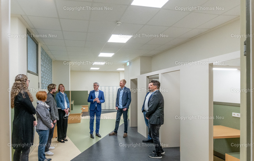 Liebfrauenschule_Landrat_Fotografie-Thomas-Neu-39 | Bensheim, Liebfrauenschule, Landrat Christian Engelhardt  Landrat Engelhardt, um die durch das Kommunalinvestitionsprogramm II - KIP macht Schule geförderten und renovierten Räumlichkeiten im Altes Schulhaus der LFS offiziell zu übergeben.,Bild: Thomas Neu