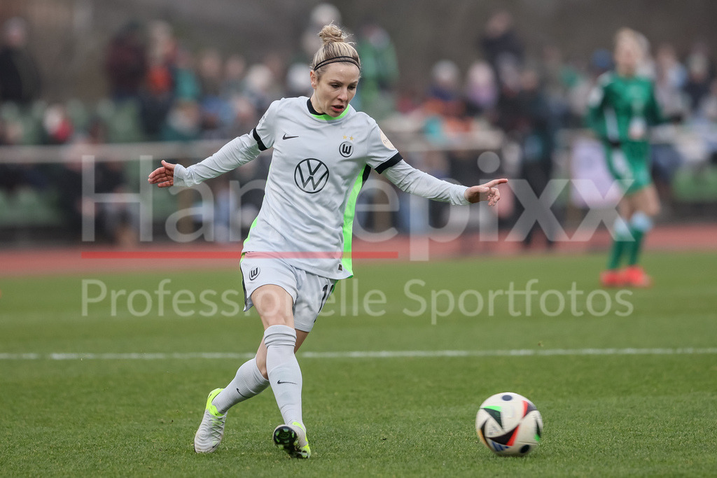 Fussball, Google Pixel Frauen-Bundesliga, SV Werder Bremen - VfL Wolfsburg | v.li.: Svenja Huth (VfL Wolfsburg, 10) am Ball, Einzelbild, Ganzkörper, Aktion, Action, Spielszene, DIE DFB-RICHTLINIEN UNTERSAGEN JEGLICHE NUTZUNG VON FOTOS ALS SEQUENZBILDER UND/ODER VIDEOÄHNLICHE FOTOSTRECKEN. DFB REGULATIONS PROHIBIT ANY USE OF PHOTOGRAPHS AS IMAGE SEQUENCES AND/OR QUASI-VIDEO.