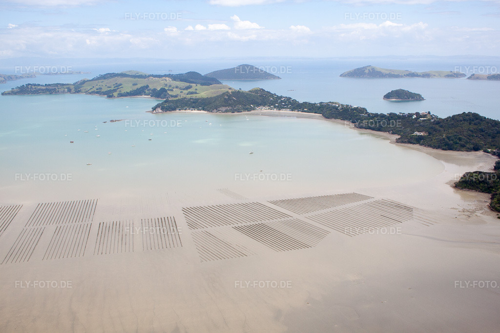 Luftbild: Ortsansicht in Coromandel im Bundesland Waikato in Neuseeland. – Foto: IMG_55494.jpg vom 12.01.2013 durch Werner Riehm/FLY-FOTO.de – Auflösung des Originals: 4752 x 3168 px