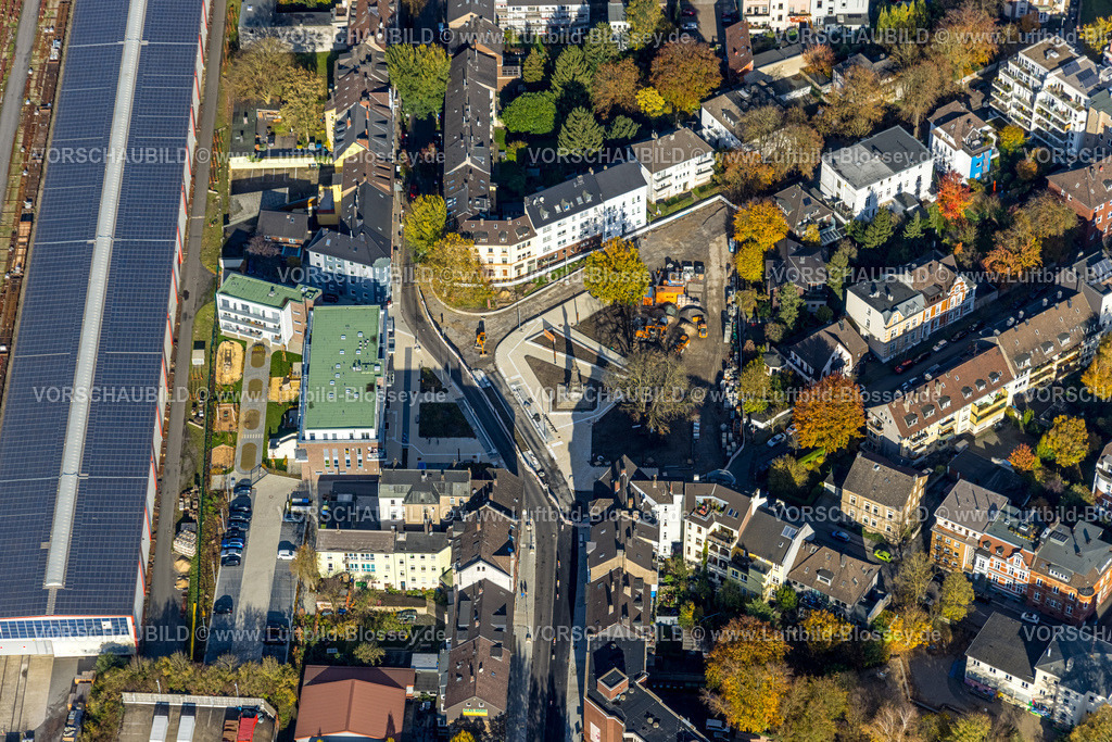 Witten231101243 | Luftbild, Karl-Marx-Platz mit Kriegerdenkmal Germania Baustelle und Neugestaltung, Neubau Mehrgenerationenhaus im Wohngebiet an der Breite Straße, Witten, Ruhrgebiet, Nordrhein-Westfalen, Deutschland