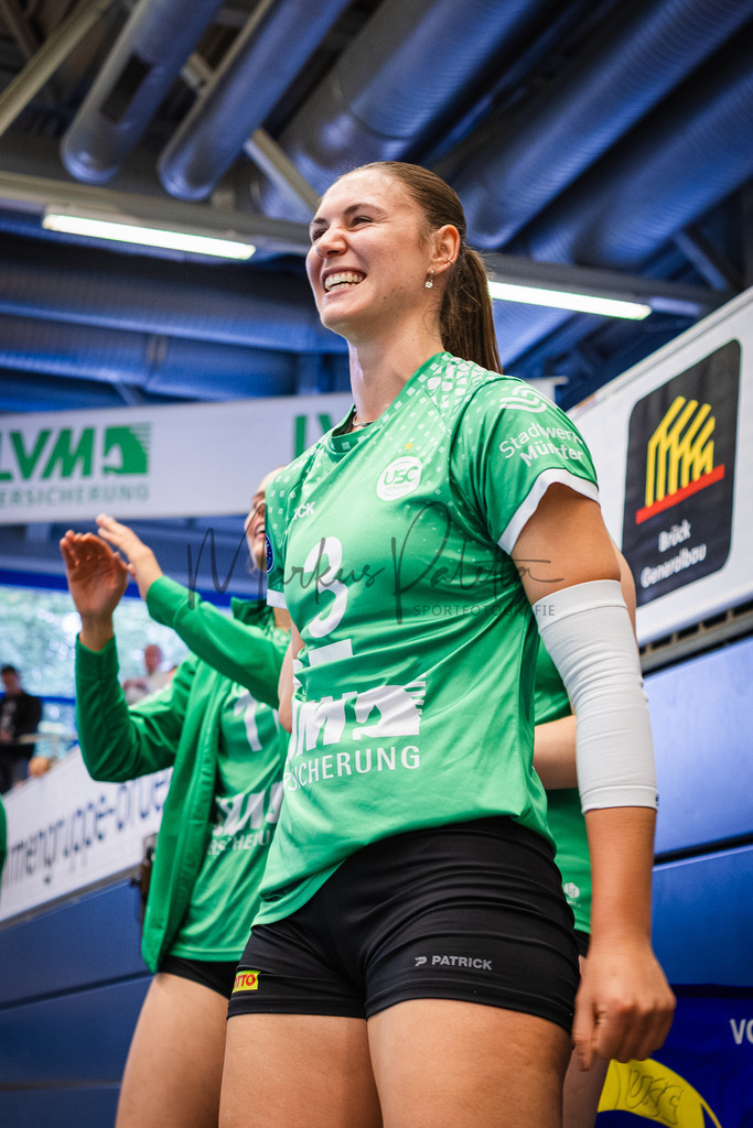 Volleyball, 1. Bundesliga Frauen, Hauptrunde, 1. Spieltag, Saison 2025/2026: USC Münster - SSC Palmberg Schwerin | 1. Bundesliga Frauen, Hauptrunde, 1. Spieltag, Saison 2025/2026, USC Münster empfängt SSC Palmberg Schwerin in der Sporthalle Berg Fidel in Münster. Foto: sportfotografie.ms | Markus Paletta - Realisiert mit Pictrs.com