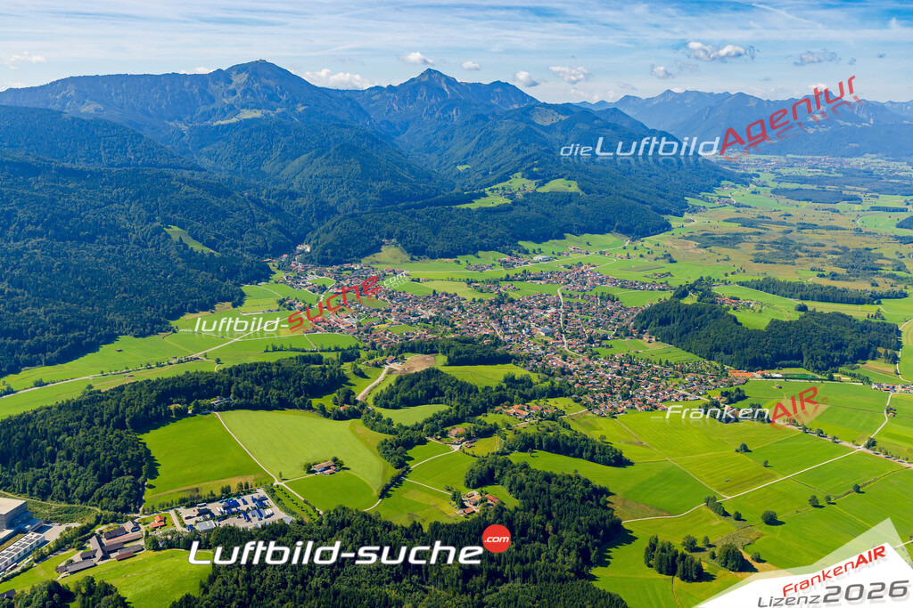 Luftaufnahme der Stadt Bergen - Die Luftaufnahme wurde 2025 vom UL-Flugzeug heraus erstellt ( keine Drohne ) - Hochauflösende Luftaufnahme - für professionelle Ausdrucke geeignet. Die Geschenkidee !Mit Lizenz und Bildrechte bestellbar
