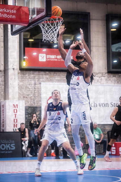 Barmer 2. Basketball Bundesliga ProA: Rheinstars Koeln vs. VfL SparkassenStars Bochum, 08.03.26 | Köln, 08.03.26 - Hall B Elisias (Rheinstars Köln, 34) und Malek Green (VfL SparkassenStars Bochum, 22) unter dem Korb an Spieltag 26 während des Spiels der Barmer 2. Basketball Bundesliga ProA: Rheinstars Koeln vs. VfL SparkassenStars Bochum in der Motor World in Köln.